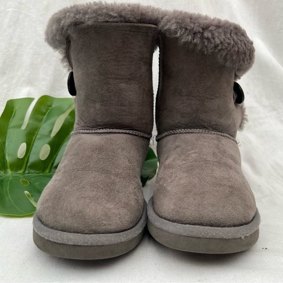 UGG gray Bailey Button sz 7 - Picture 4 of 16